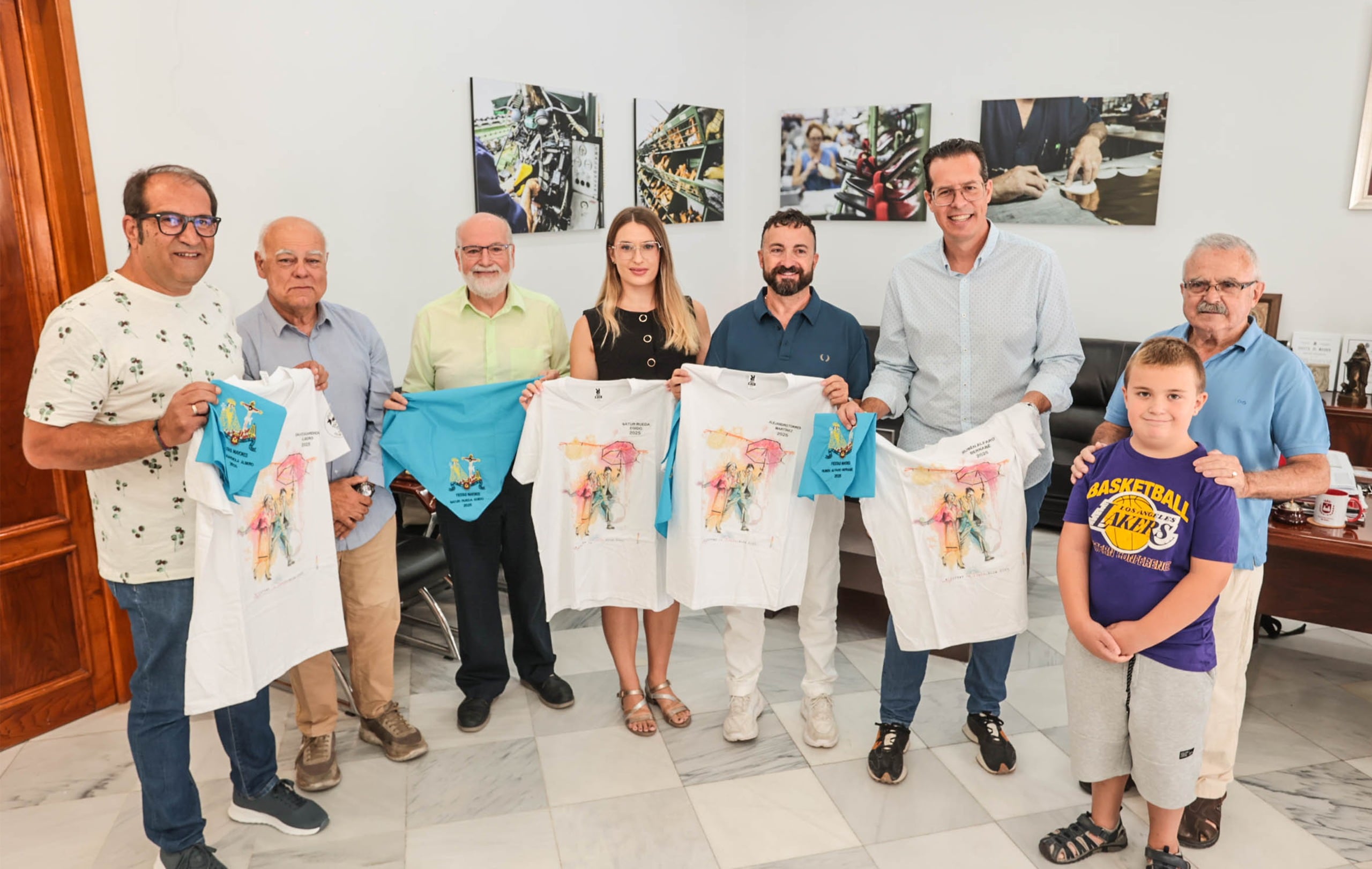 La camiseta ha sido entregada por parte de la Cofradía de los Santos Patronos de Elda