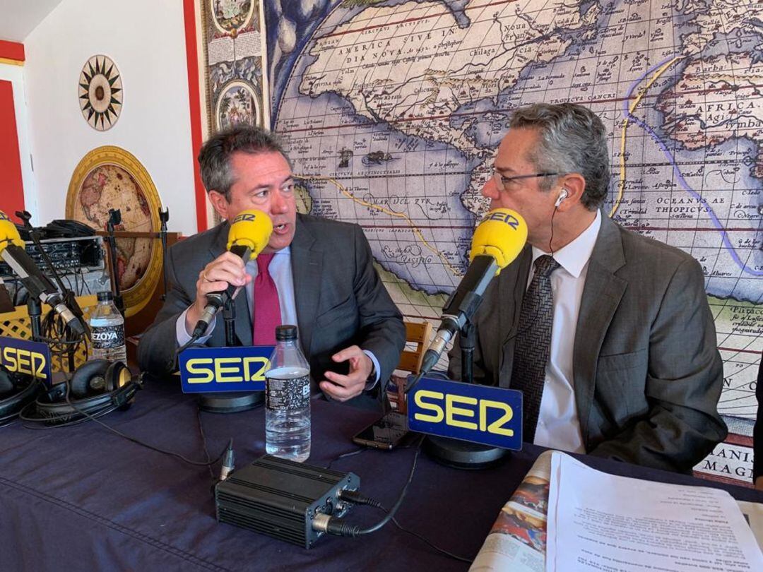 El alcalde de la ciudad responde a las preguntas de Salomón Hachuel durante la emisión de Hoy por Hoy desde la caseta de Radio Sevilla en la Feria