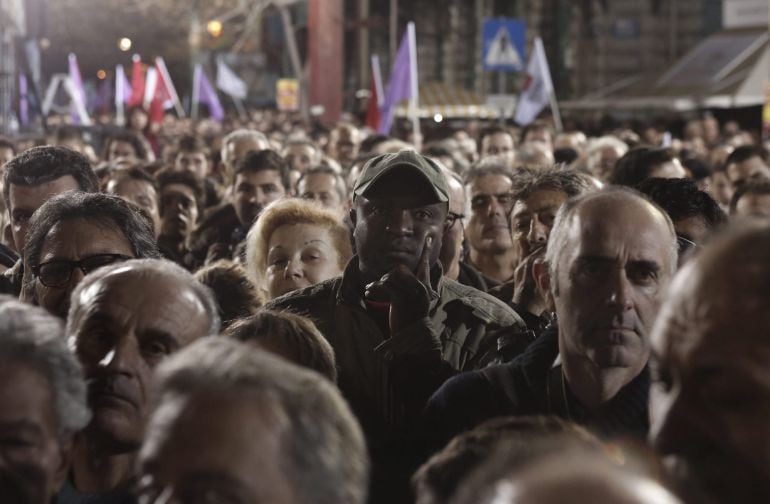 Seguidores escucha al líder de Syriza, Alexis Tsipras, este, jueves 22 de enero de 2015, en el mitin final de su campaña en Atenas (Grecia).