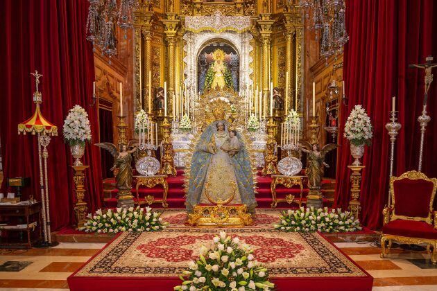 Altar de veneración de la Virgen del Rosario de la Macarena