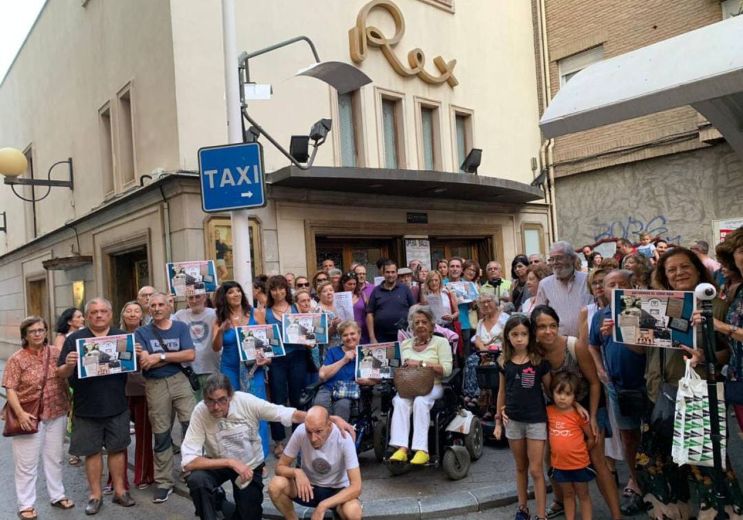 Los vecinos del centro de Murcia han protagonizado durante el mes de agosto dos concentraciones a las puertas del cine Rex en contra de su cierre