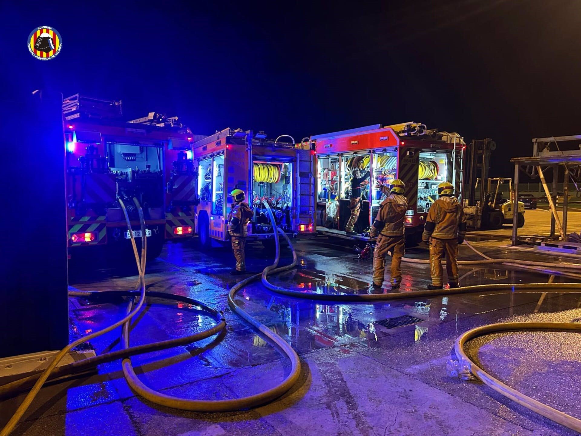 Extinguido un incendio en un contenedor de baterías en el puerto de Gandia