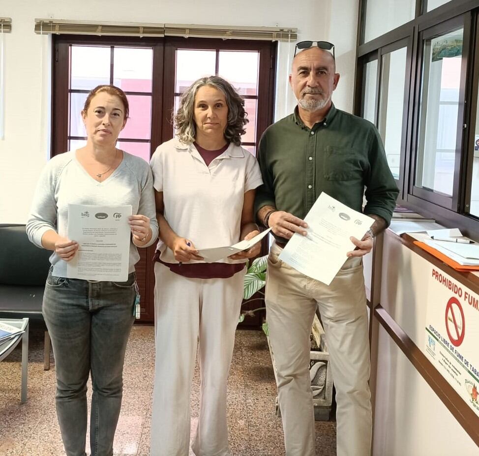 Representantes dos tres grupos da opsición presentan a moción conxunta