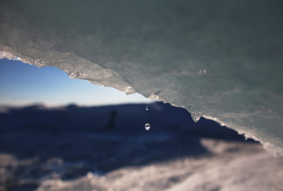 Capa de hielo glacial, GROENLANDIA - 17 de julio: Una parte de la capa de hielo glacial que cubre alrededor del 80 por ciento del país se observa el 17 de julio de 2013 en la capa de hielo glacial, Groenlandia. A medida que los niveles del mar en todo el 