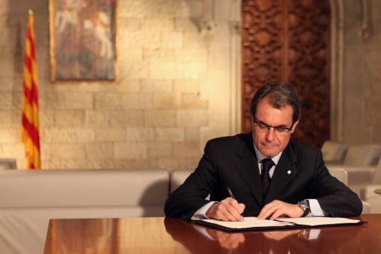 Artur Mas signa el decret de dissolució del Parlament de Catalunya i convoca eleccions pel 25 de novembre de 2012