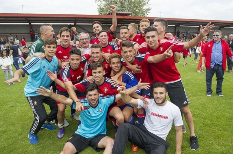 La plantilla celebra el ascenso con el presidente Luis Sabalza