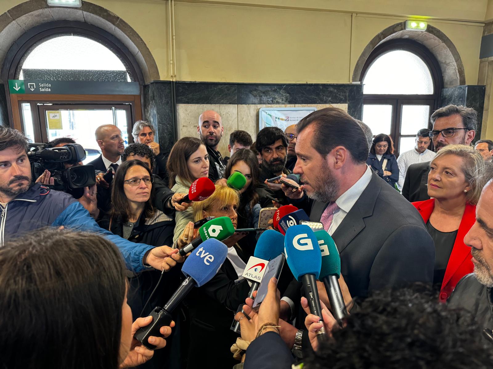 El ministro, Óscar Puente, atendiendo a los medios de comunicación en  su visita a Lugo