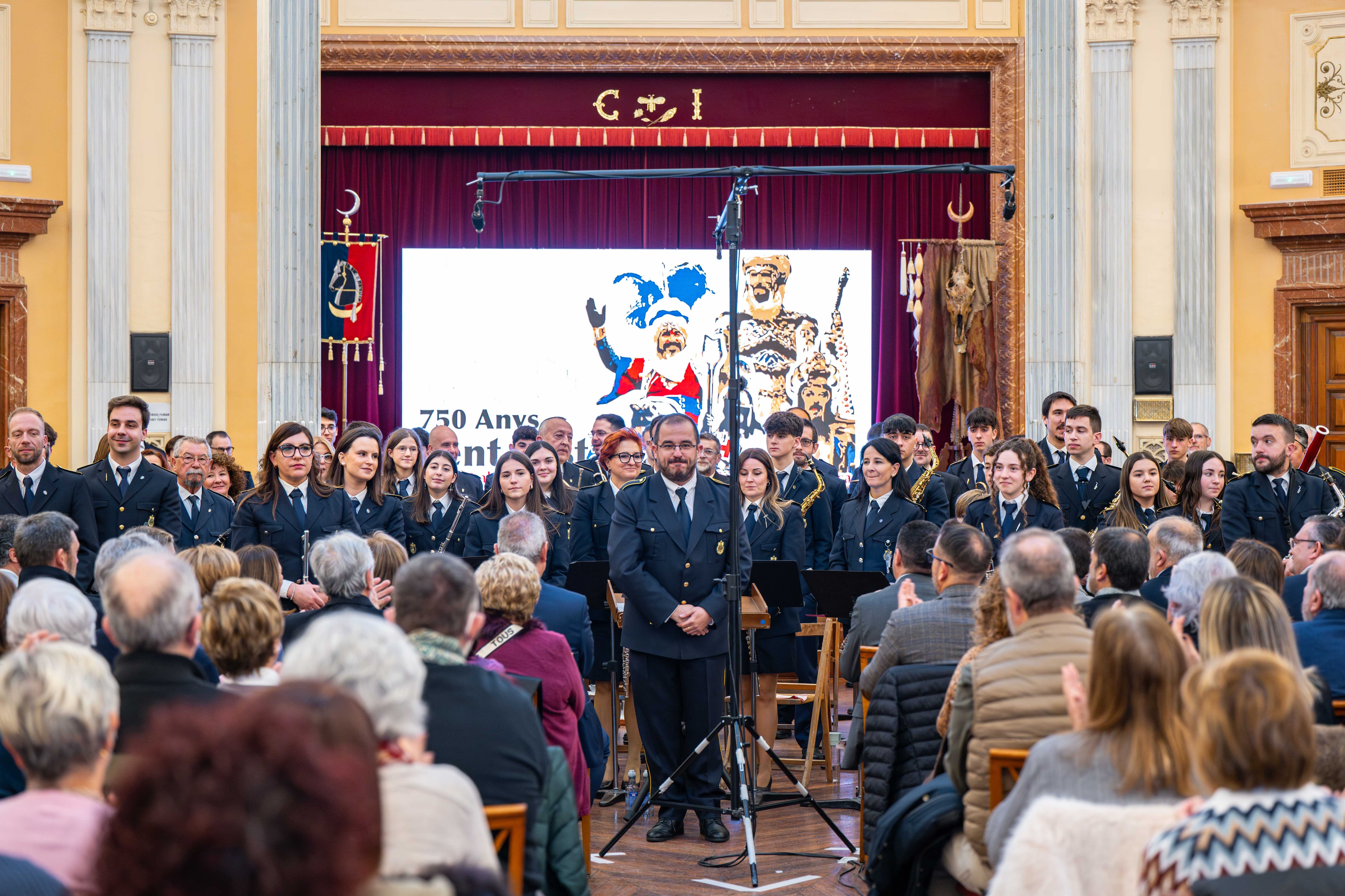 Francisco Valor al front de la Primitiva durant el concert que va tindre lloc al Saló Rotonda del Círculo Industrial