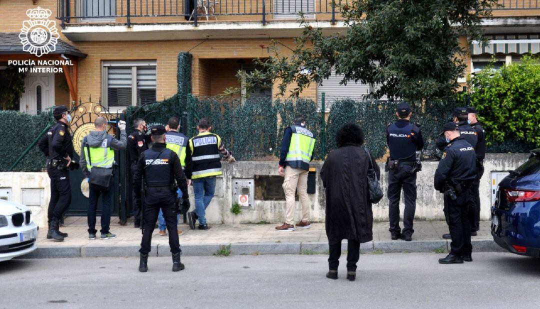 Agentes de la Policía Nacional se disponen a entrar en domicilio del cabecilla del grupo.