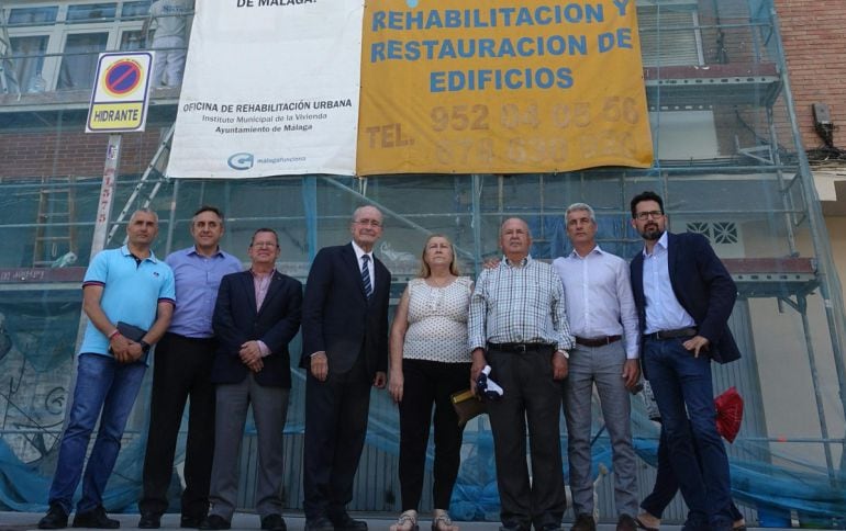 El alcalde de Málaga, Francisco de la Torre, junto al concejal de Urbanismo, Francisco Pomares y vecinos de San Andrés durante un acto para la rehabilitación de 8 bloques de viviendas 