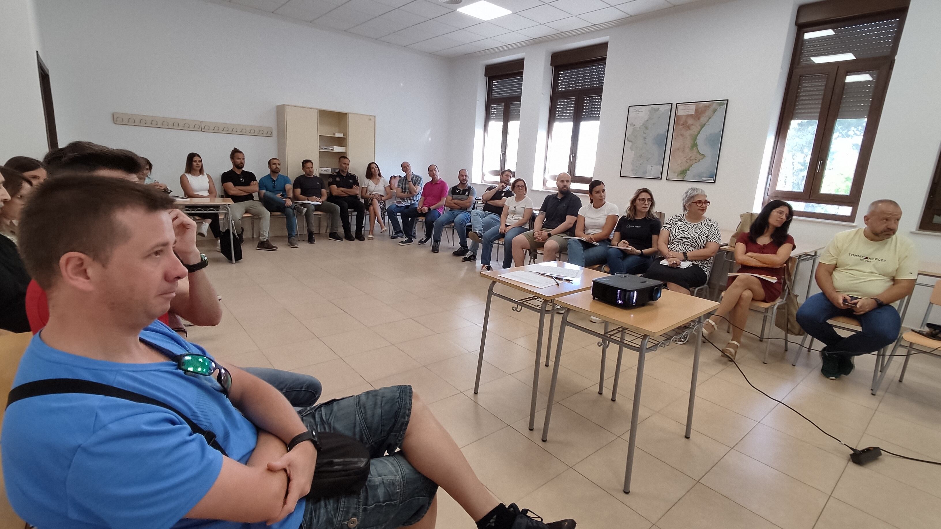 Los asistentes atienden en el curso “Atención y acompañamiento respetuoso a mujeres víctimas de violencia de género”