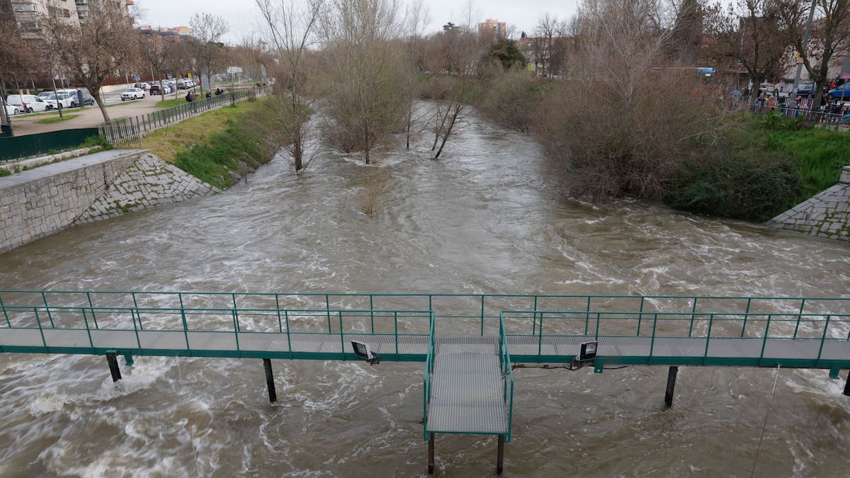 Emergencias pide restringir los desplazamientos en Madrid ante el riesgo de desbordamiento del río Manzanares
