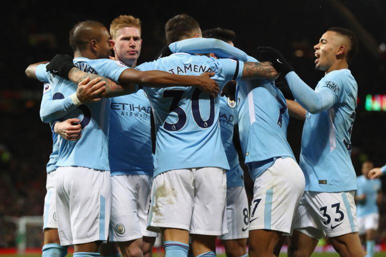 Los jugadores del Manchester United celebran el segunfo gol de Otamendi.