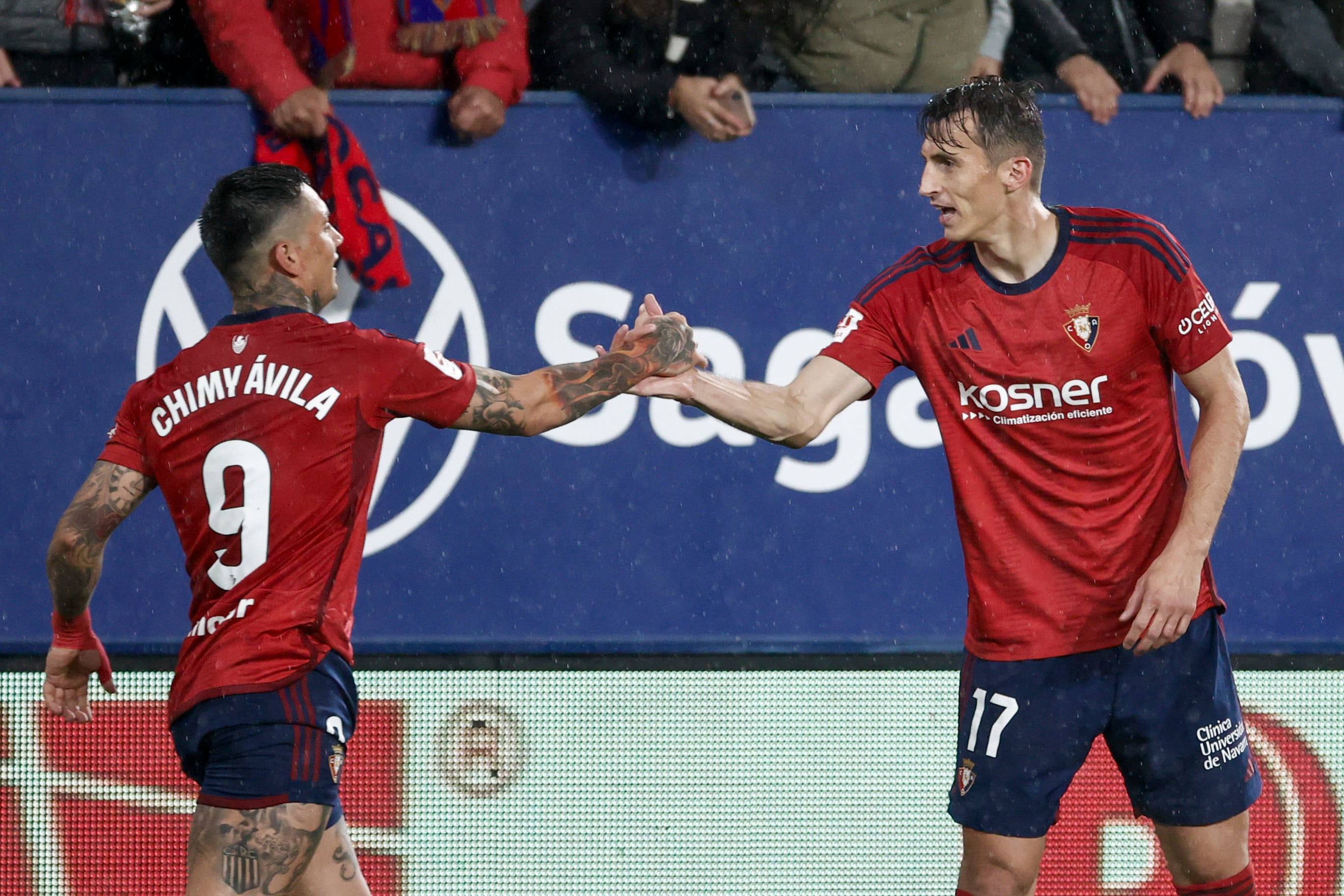 El delantero croata de Osasuna Ante Budimir celebra con su compañero Chimy Ávila tras marcar uno de sus dos goles en el encuentro ante el Granada este viernes en el estadio de El Sadar en Pamplona