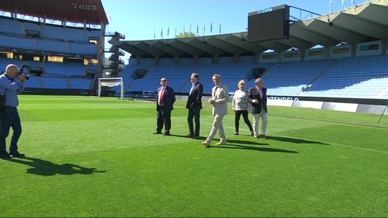 Carlos Mouriño, con otros directivos del Celta, sobre el césped de Balaídos