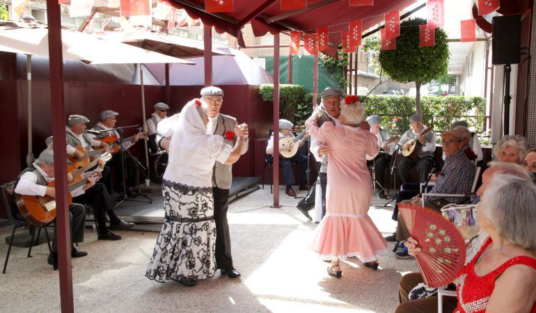 La verbena del Centro de Mayores de la calle Daoiz ha sido la primera en hacer bailar a los más castizos