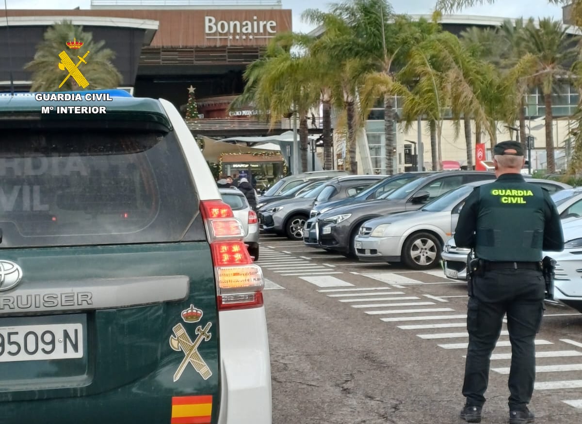 Guardia Civil en el centro comercial Bonaire en Aldaia, Valencia