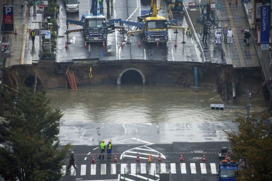 El socavón ha causado cortes de luz y de tráfico. Las autoridades han evacuado a los vecinos de los edificios cercanos para evitar posibles daños