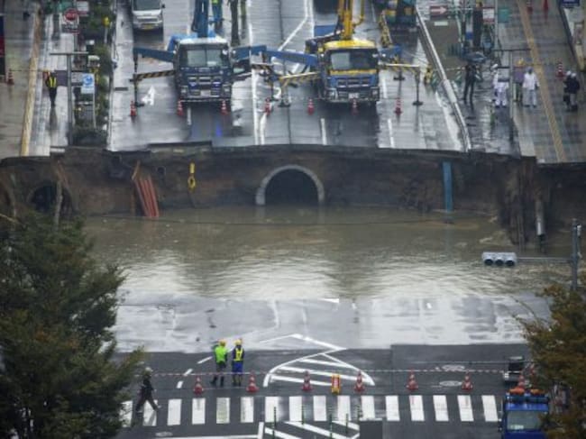 El socavón ha causado cortes de luz y de tráfico. Las autoridades han evacuado a los vecinos de los edificios cercanos para evitar posibles daños
