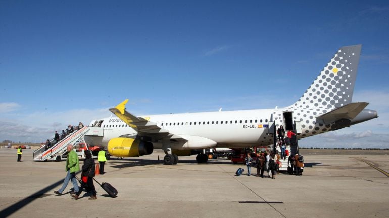 Un avión en la pista del aeropuerto de Valladolid