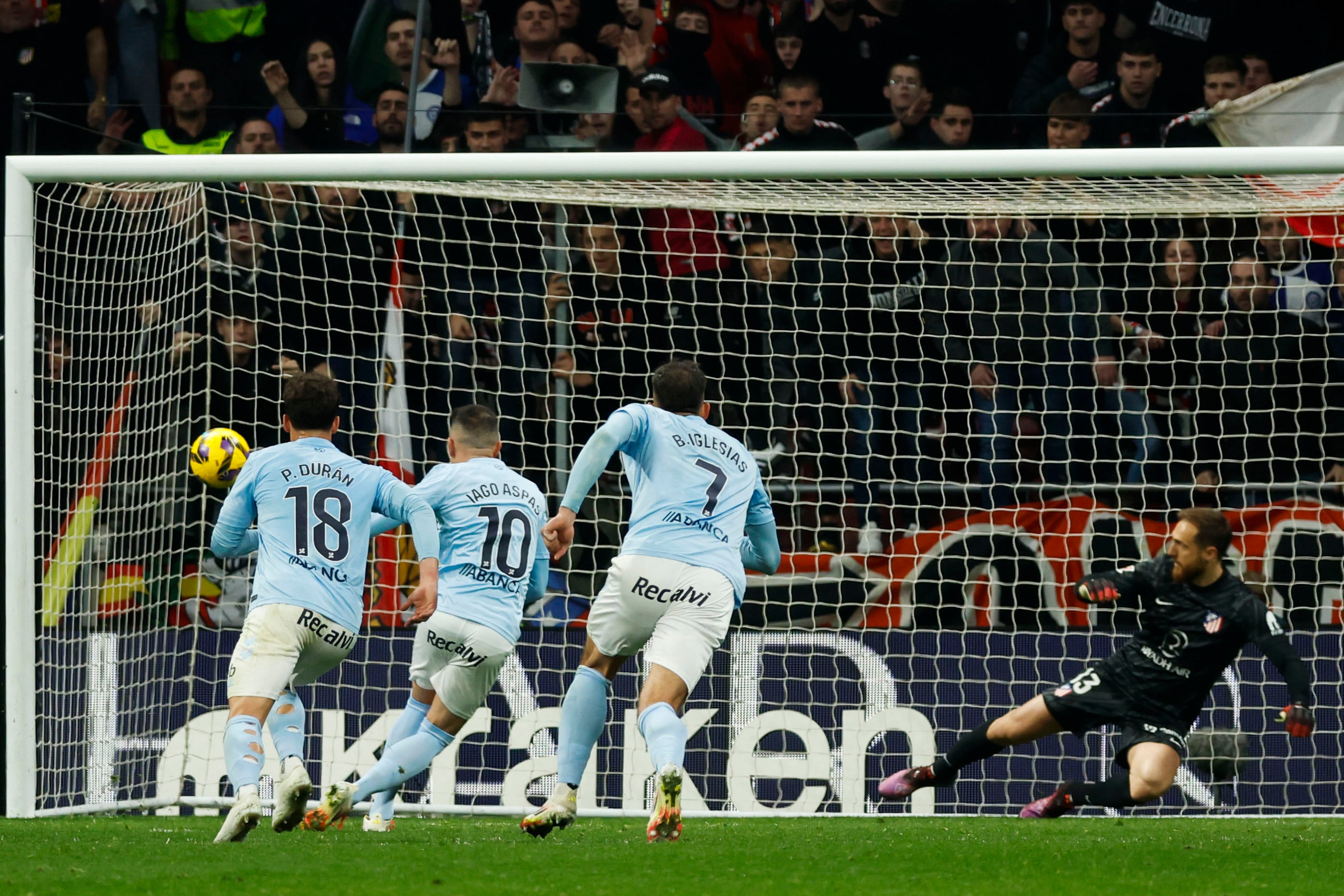 MADRID, 15/02/2025.- El delantero del Celta de Vigo Iago Aspas (2i) consigue su gol de penalti durante el partido de LaLiga que disputan el Atlético de Madrid y el Celta de Vigo este sábado en el estadio Riyadh Air Metropolitano, en Madrid. EFE/Mariscal
