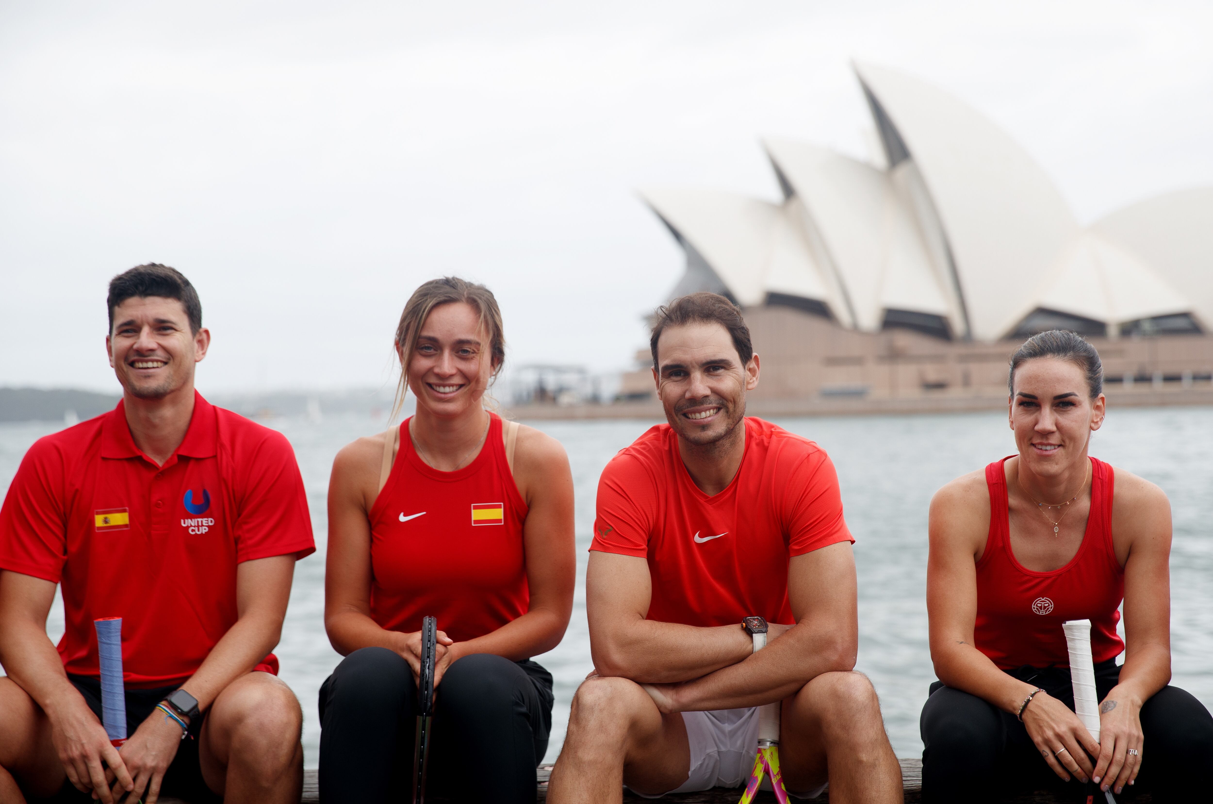 Sydney (Australia), 29/12/2022.- Spanish tennis players Rafael Nadal (2-R) and Paula Badosa (2-L), along with team Spain pose for a photograph during a visit to Sydney Harbour foreshore as part of a 2023 United Cup tennis tournament media event in Sydney, Australia, 29 December 2022. (Tenis, España) EFE/EPA/NIKKI SHORT AUSTRALIA AND NEW ZEALAND OUT
