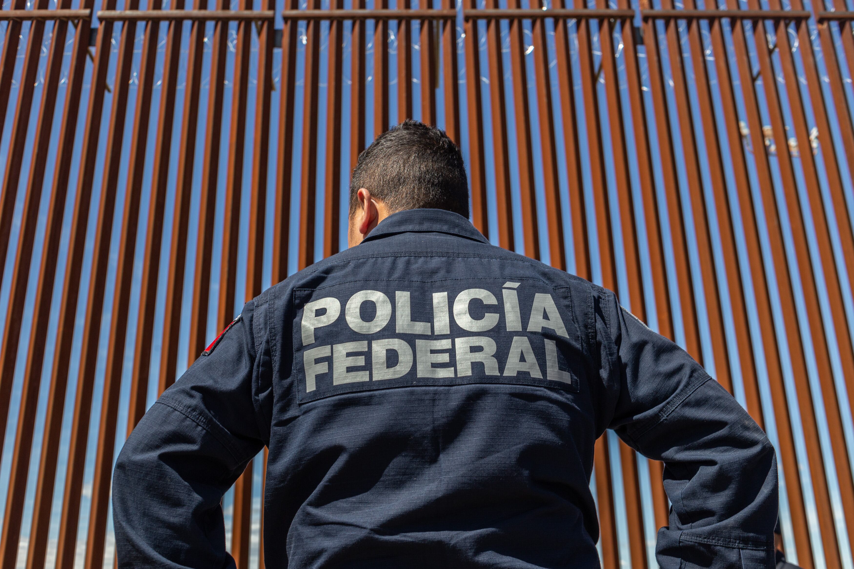 Un oficial de la Policía Federal Mexicana junto a la valla fronteriza entre México y Estados Unidos el 5 de abril de 2019 en Mexicali, México.