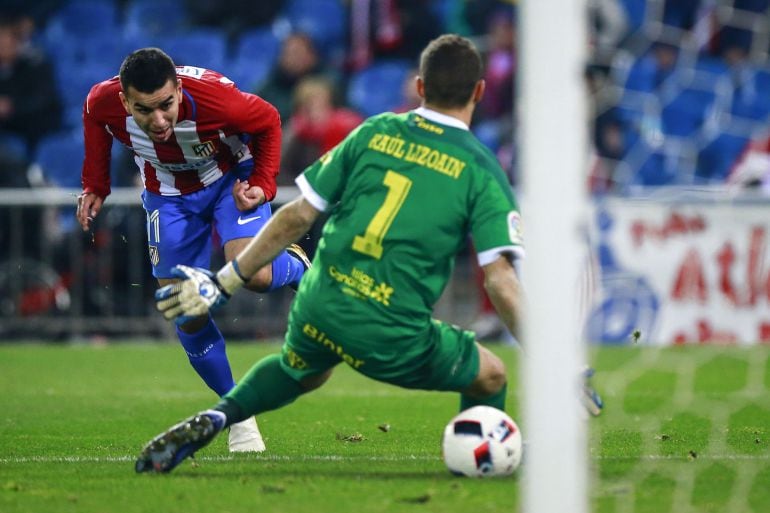 Correa bate a Raul Lizoain haciendo el segundo tanto del Atlético de Madrid.