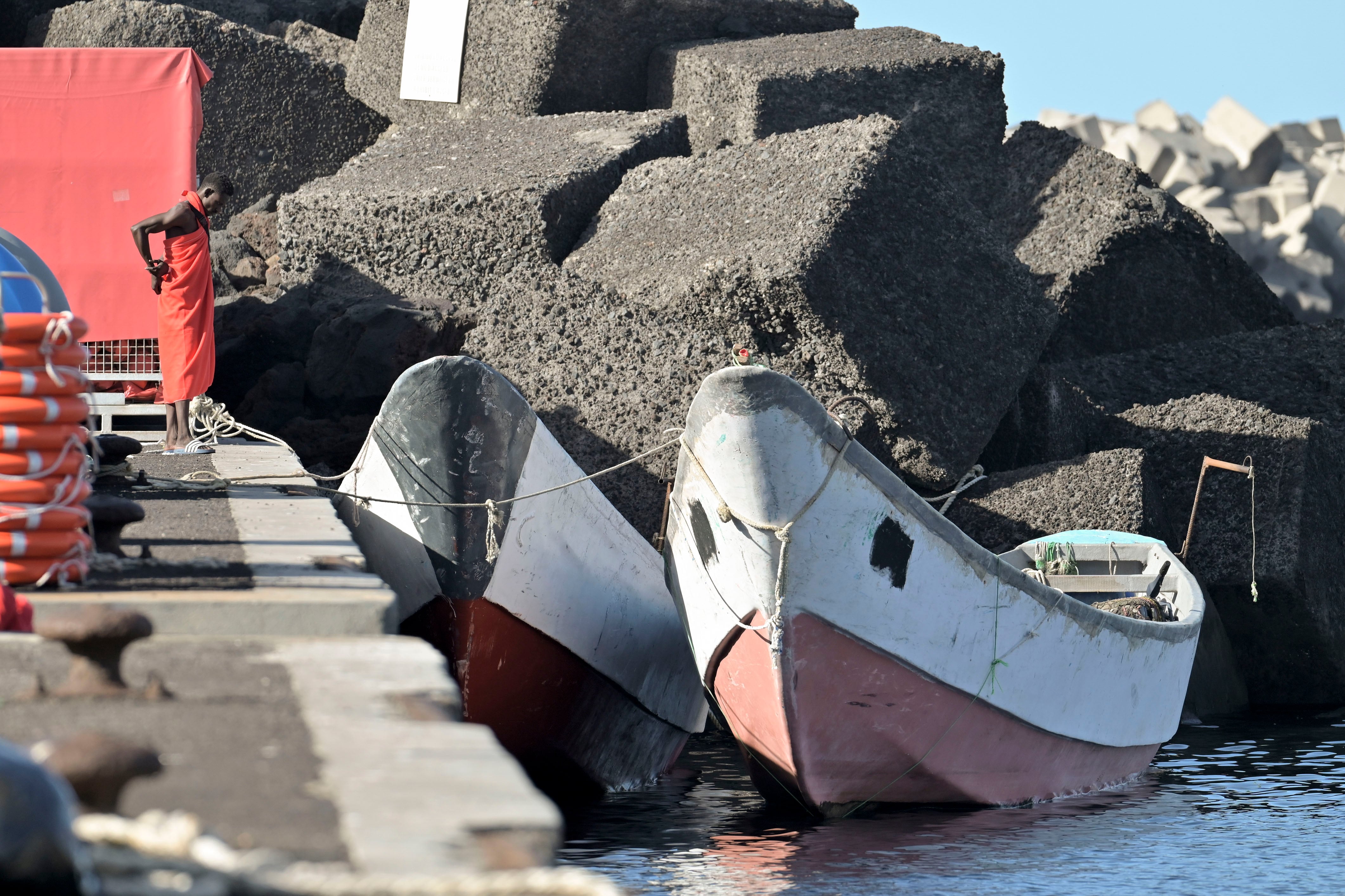 EL PINAR (EL HIERRO), 27/12/2024.- Más de 245 migrantes rescatados por las embarcaciones de Salvamento Marítimo durante la madrugada y la mañana de este viernes  cuando viajaban a bordo de 6 cayucos por aguas cercanas a El Hierro y que fueron trasladados al puerto de La Restinga, en el municipio de El Pinar de la isla de El Hierro, para ser atendidos por los equipos de emergencia. EFE/ Gelmert Finol
