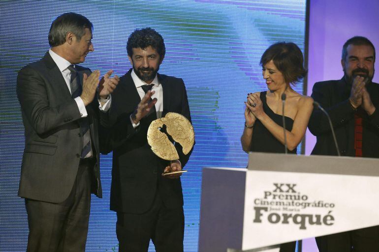 GRA321. MADRID, 12/01/2015.- El director de cine, Alberto Rodriguez (2i), tras recibir el premio al &quot;Mejor largometraje de ficción&quot;, por su película, &quot;La isla mínima&quot;, durante la gala de los XX Premios Cinematograficos Jose María Forqué, que se celebra ho