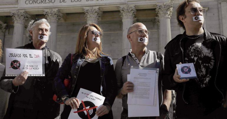 Neo Sala, fundador de Doctor Music, junto a representantes del sector musical protestando esta mañana ante el Congreso de los Diputados