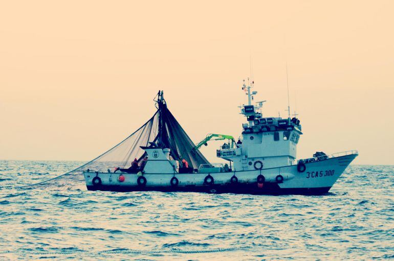 Un pesquero soltando redes