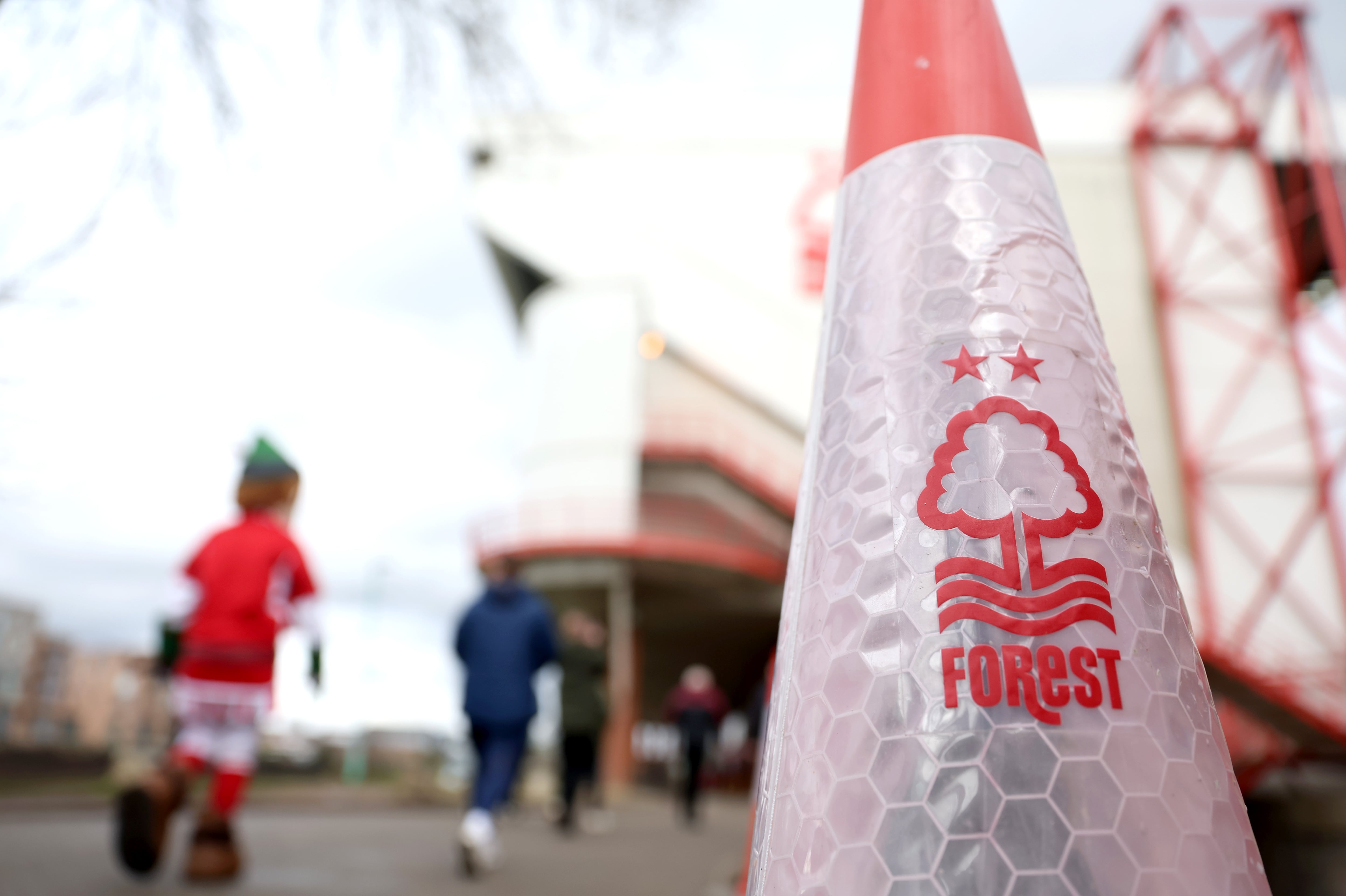 El escudo del Nottingham Forest sobre un cono cerca del estadio del equipo