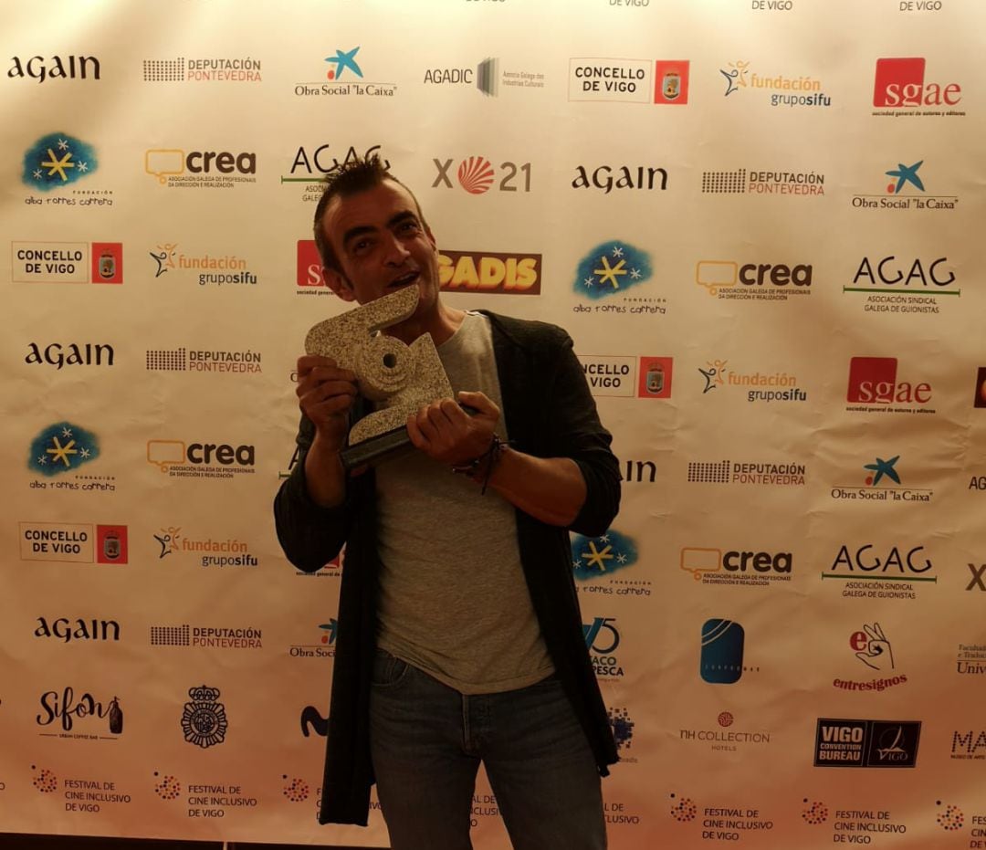 Danel Lorente, director del documental e hijo de Maribel Tellaetxe en el photocall del festival tras recoger el Premio del Público