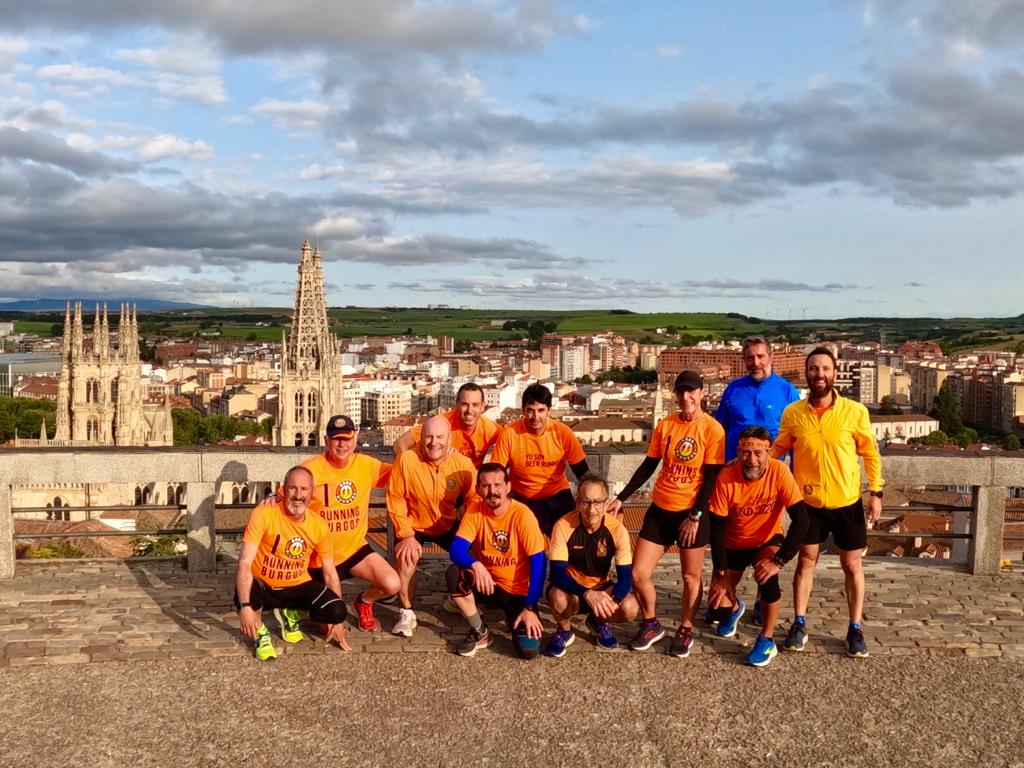 Los amantes del running y la cerveza se enfundaron las camisetas naranjas para recorrer 9 kilómetros por la capital burgalesa