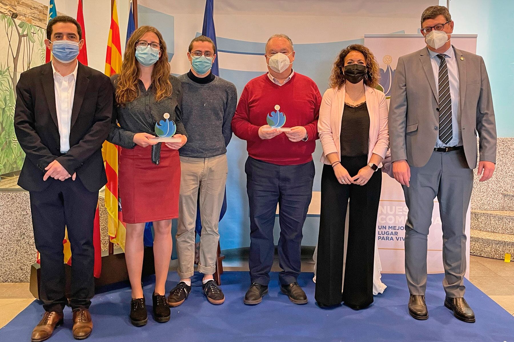 El alcalde, los dos representantes de las entidades ganadoras y el presidente el Rotary Club Font Roja en el acto de entrega de los premios