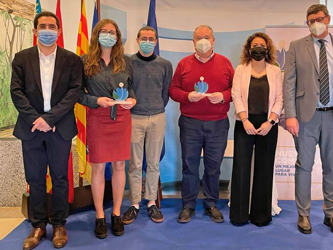 El alcalde, los dos representantes de las entidades ganadoras y el presidente el Rotary Club Font Roja en el acto de entrega de los premios
