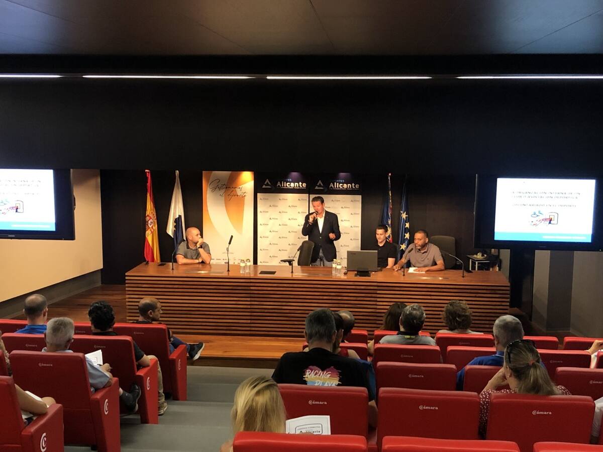 Deportes presenta los nuevos proyectos deportivos a los clubes de Alicante
