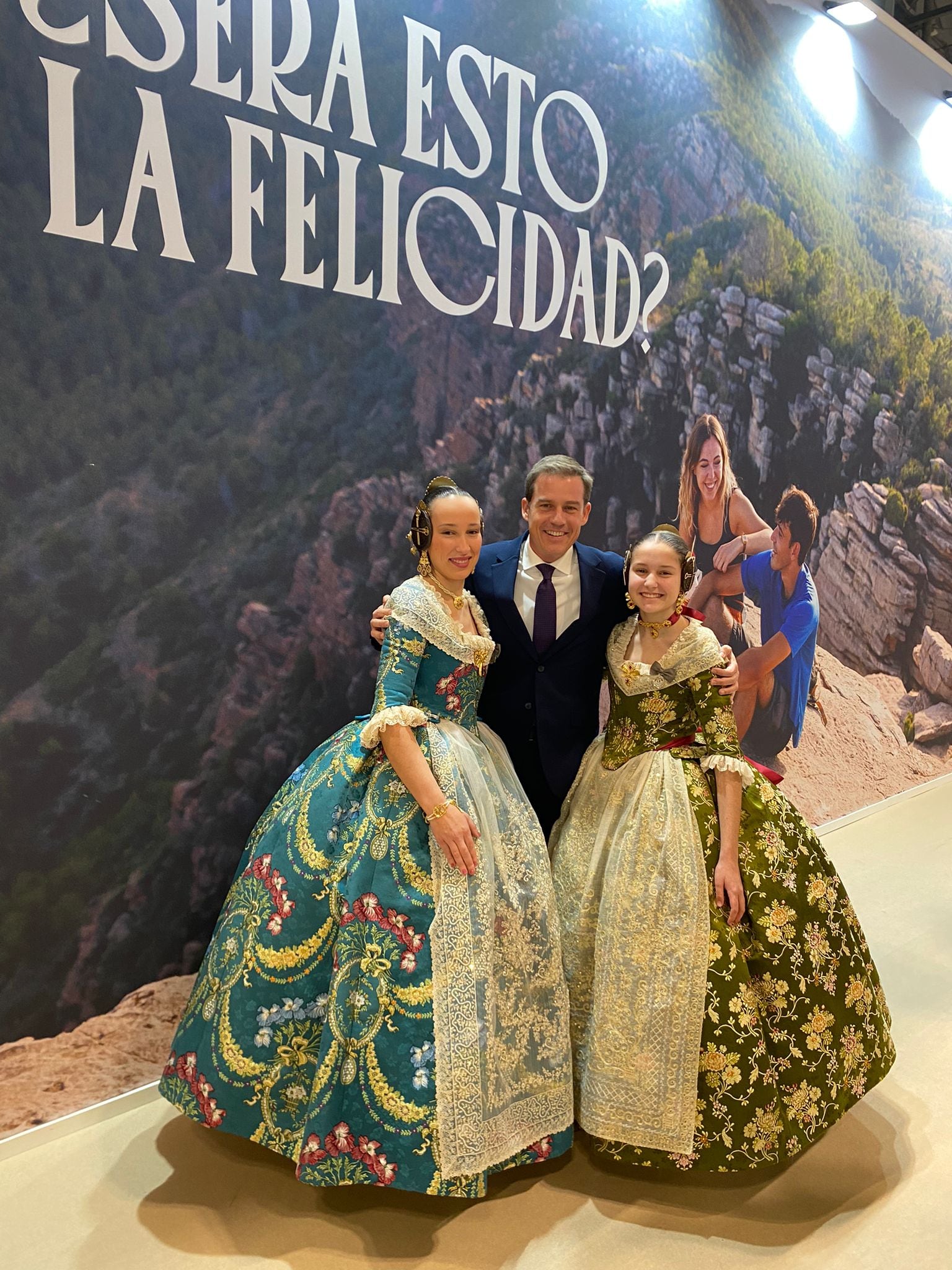 El alcalde de Xàtiva, Roger Cerdà, con las Falleras Mayores de Xàtiva