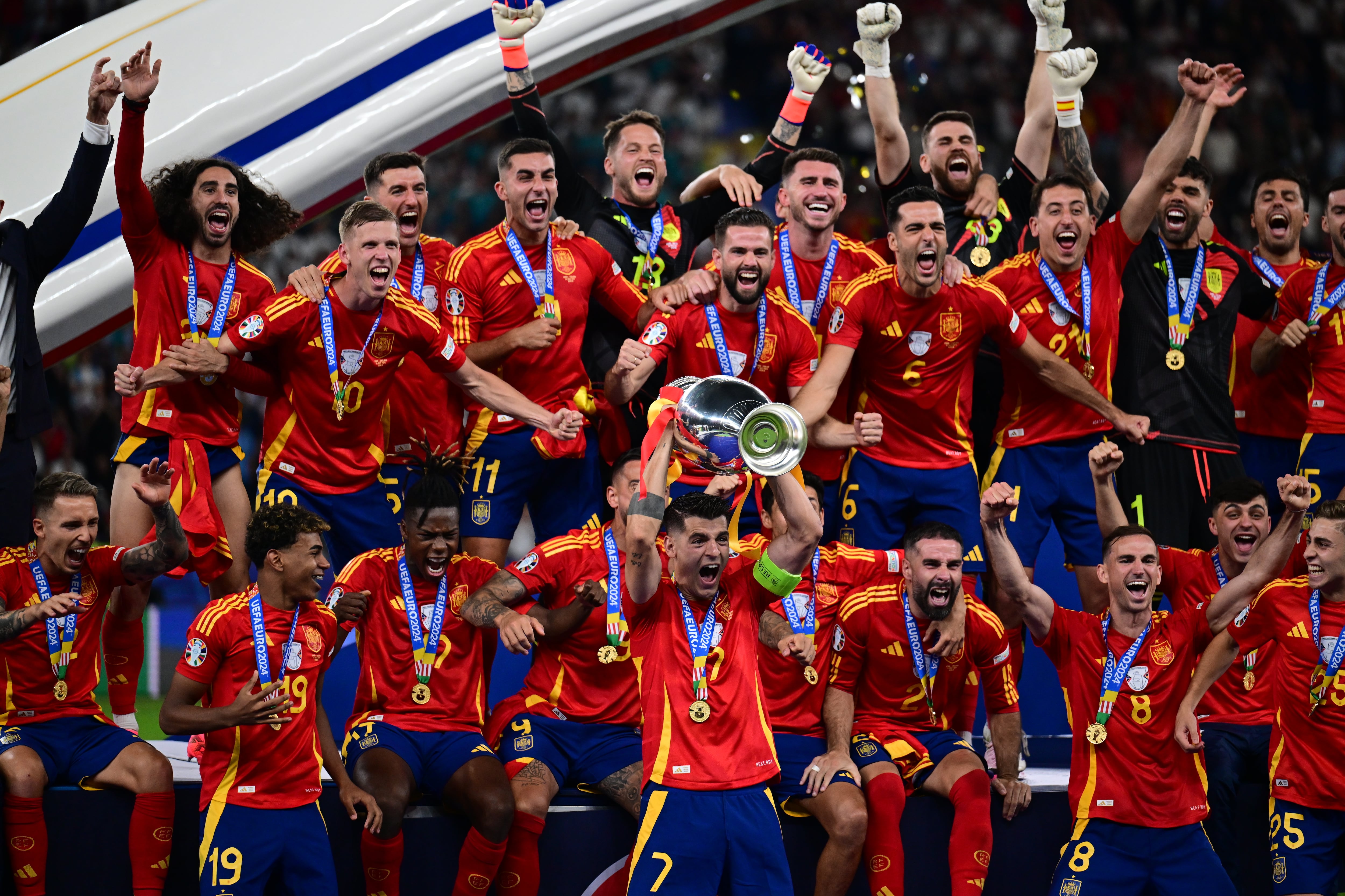 La Selección española levanta el trofeo de la Eurocopa