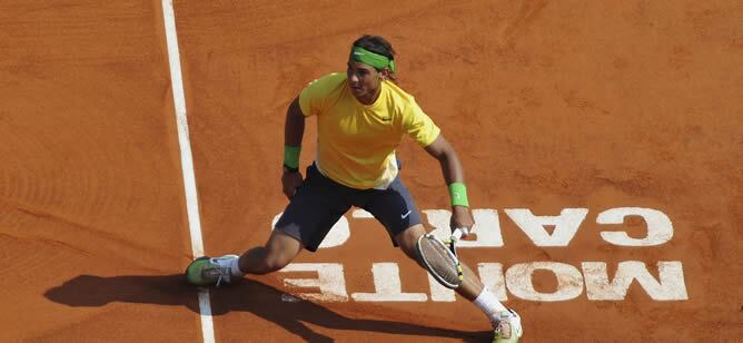 El tenista español Rafael Nadal devuelve la bola a su compatriota David Ferrer durante la final del Torneo masculino de Montecarlo