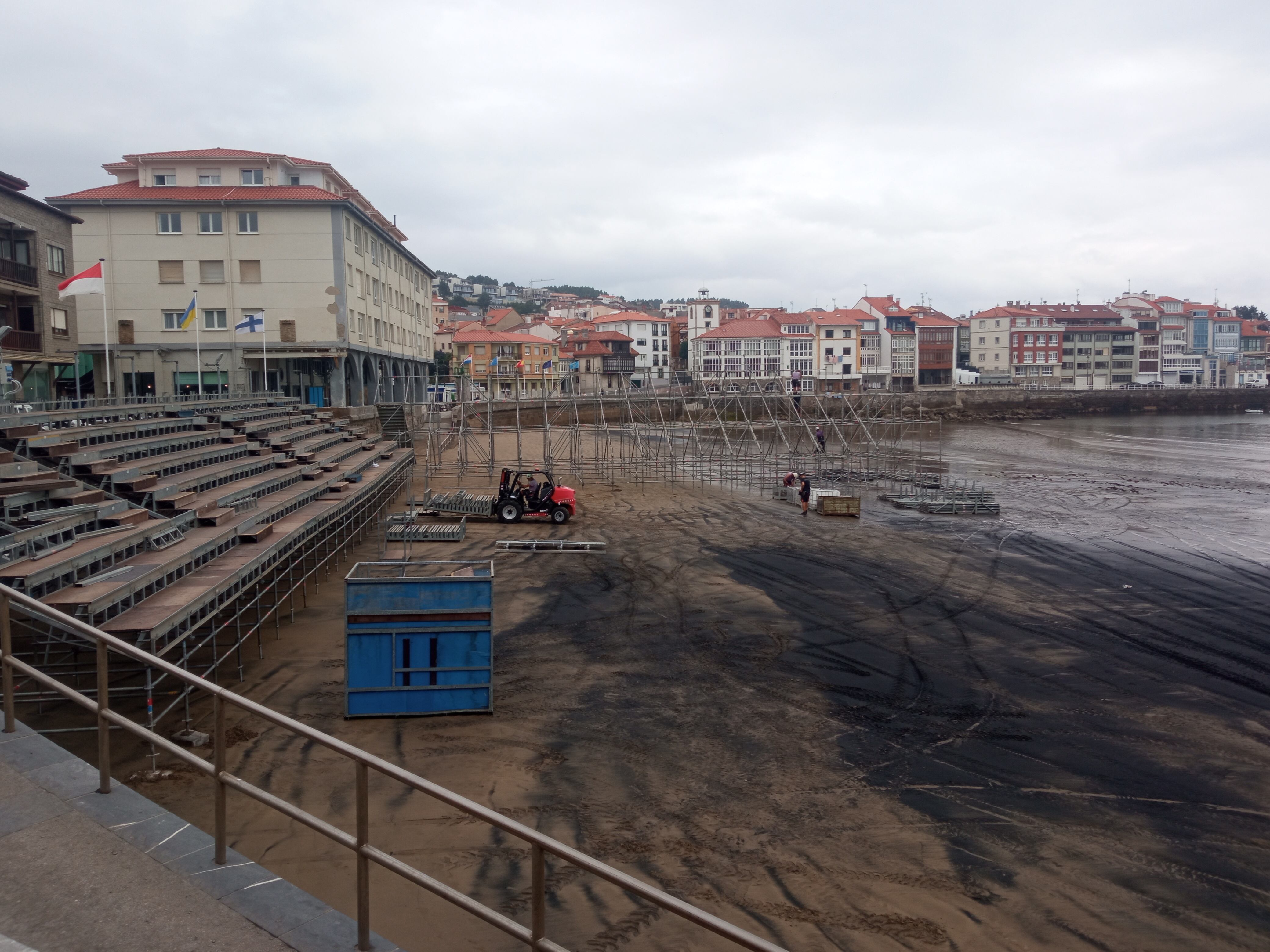 Montaje de la pista del torneo de Tenis Playa de Luanco en la playa de La Ribera.