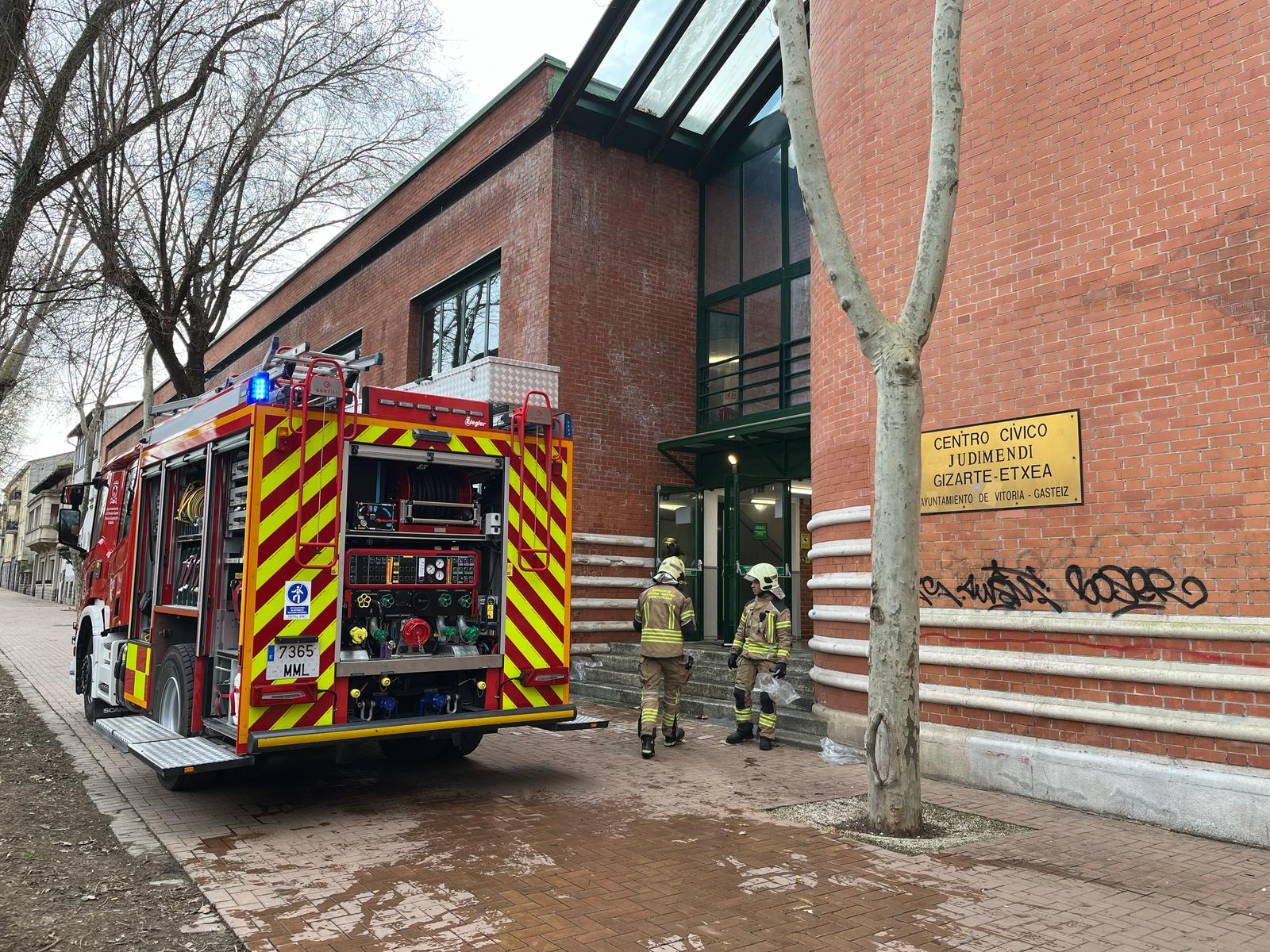 Bomberos de Vitoria intervienen en un incendio en el Centro Cívico de Judimendi