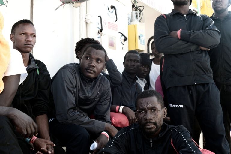 Immigrants esperant el seu desembarcament de l'Aquarius al port de València, aquest passat diumenge 