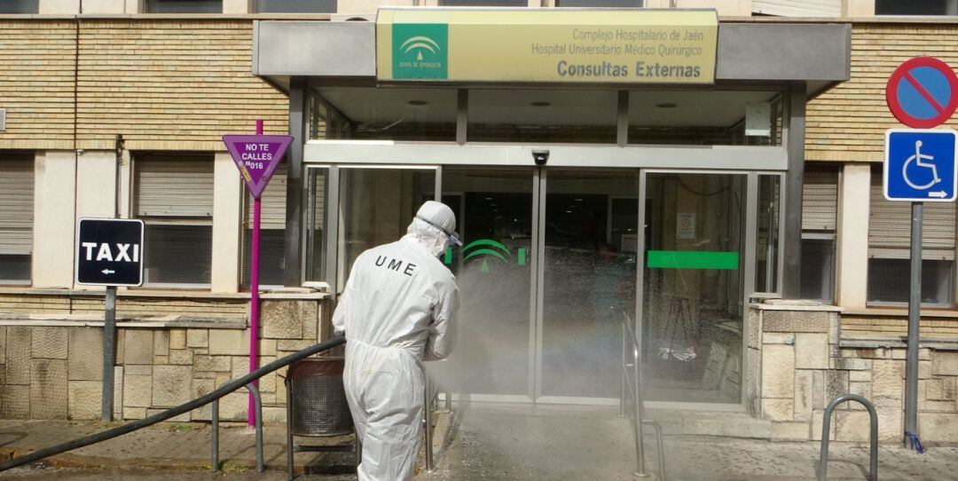 Un miembro de la UME desinfecta la entrada del Complejo Hospitalario de Jaén.