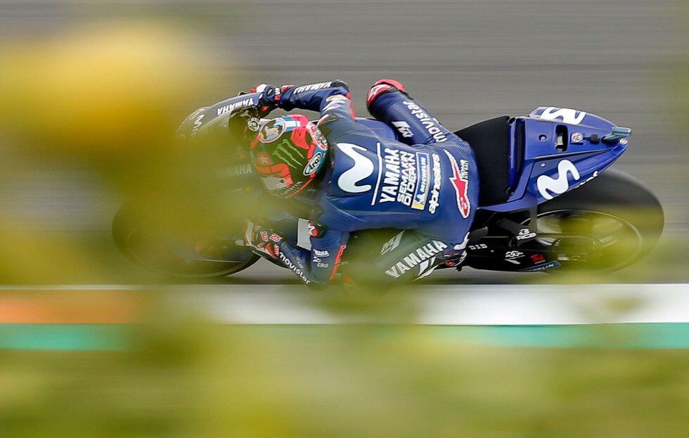 El piloto español de Movistar Yamaha Maverick Viñales,rueda con su Yamaha en las rondas de clasificaciones consiguiendo la pole en moto GP tras los entrenamientos en el circuito Ricardo Tormo de Cheste (Valencia) donde mañana se disputa la última prueba d