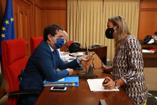 El alcalde de Córdoba José María Bellido conversa con la teniente de alcalde Isabel Albás, previamente al pleno del Ayuntamiento de Córdoba