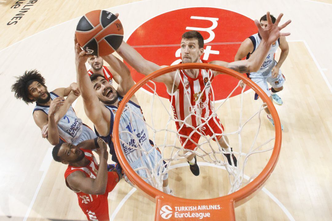 Nikola Kalinic y Ognjen Kuzmic, compiten por un balón en el partido disputado en Belgrado