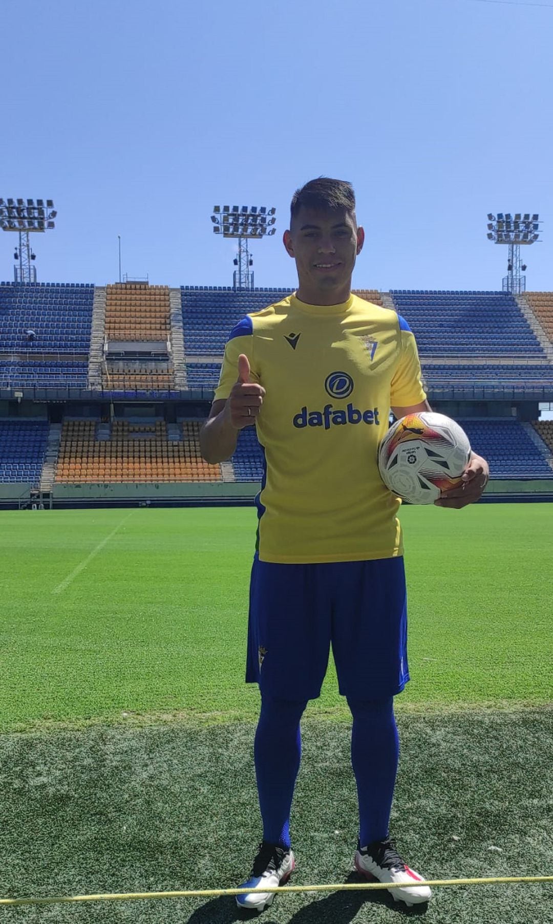 Santiago Arzamendia durante su presentación como jugador del Cádiz.