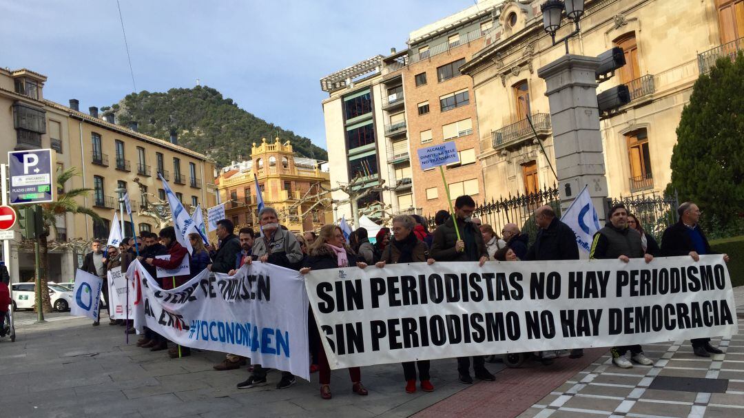 Empleados de Onda Jaén durante la manifestación de este martes en la plaza de San Francisco de la capital.